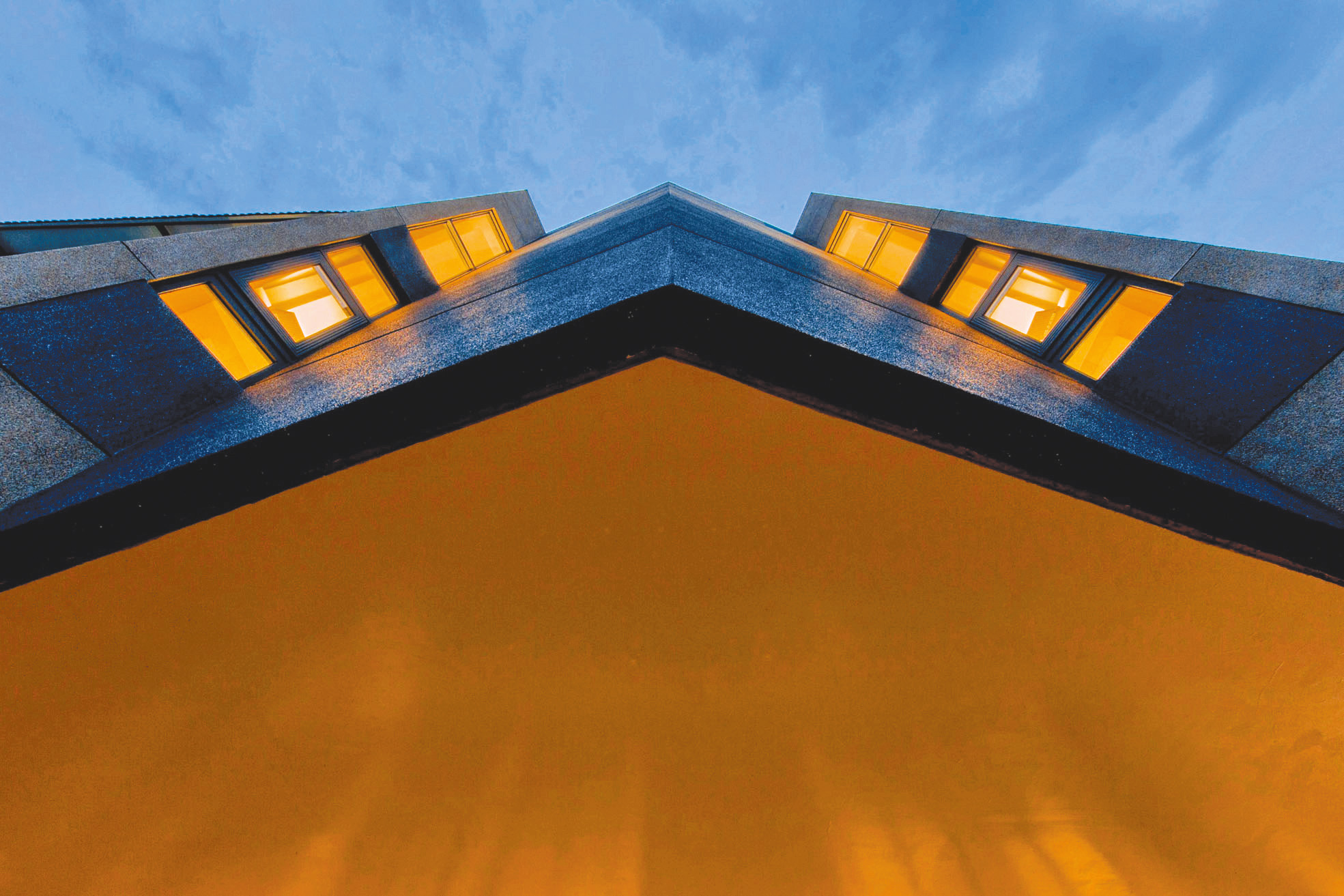 懸挑的會堂，利用黃黑交織的外觀，呈現馬祖特有的侵入岩地質特色。(圖╱謝偉士提供)