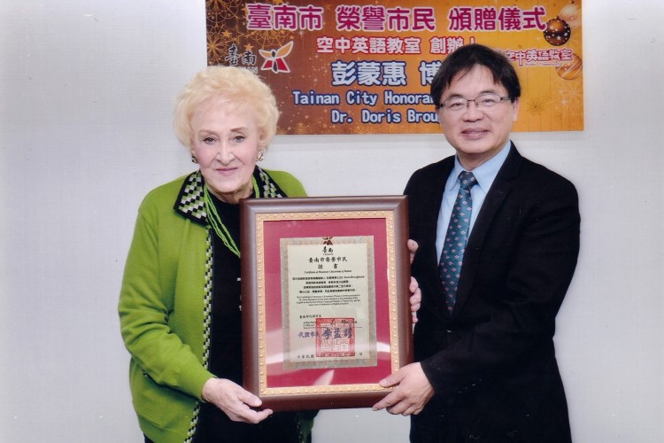 曾獲台南市代理市長李孟諺曾頒發榮譽市民。(圖/救世傳播協會提供)