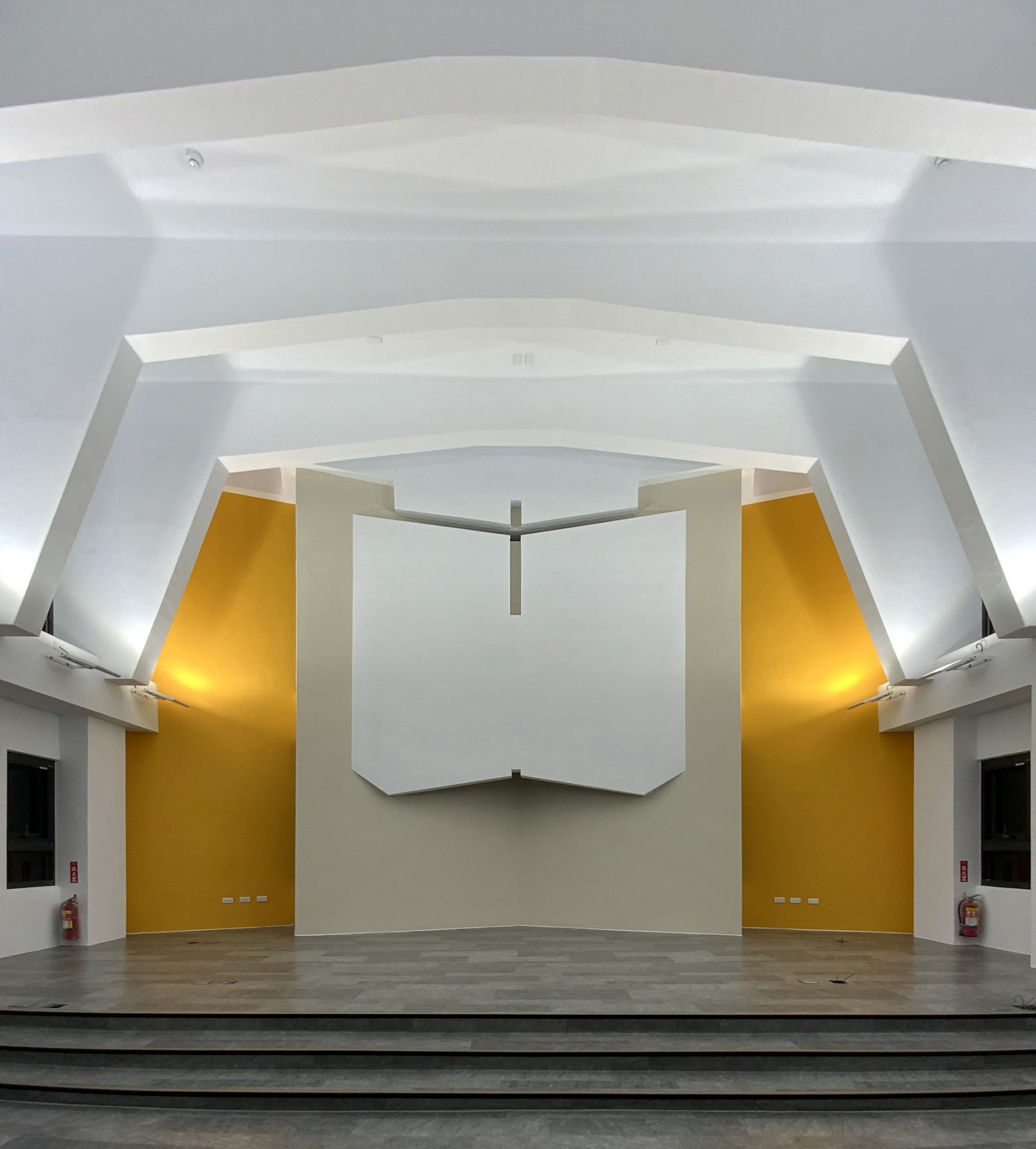 會堂鏤空十字架造型。(圖/謝偉士提供)