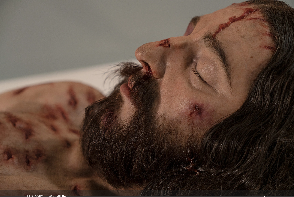 在十架上蒙難的耶穌，臉上的瘀傷清晰可見。（圖／The Mystery Man Exhibition）​    ​​    ​