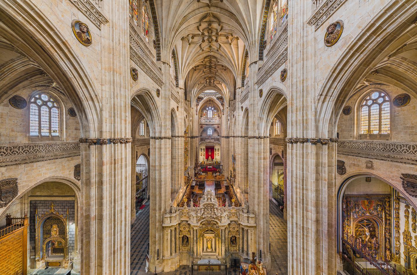 西班牙薩拉曼卡大教堂推出以都靈裹屍布與耶穌受難為主題的藝術展──「神祕人」展覽。（圖／翻攝自FB@TheMysteryMan）