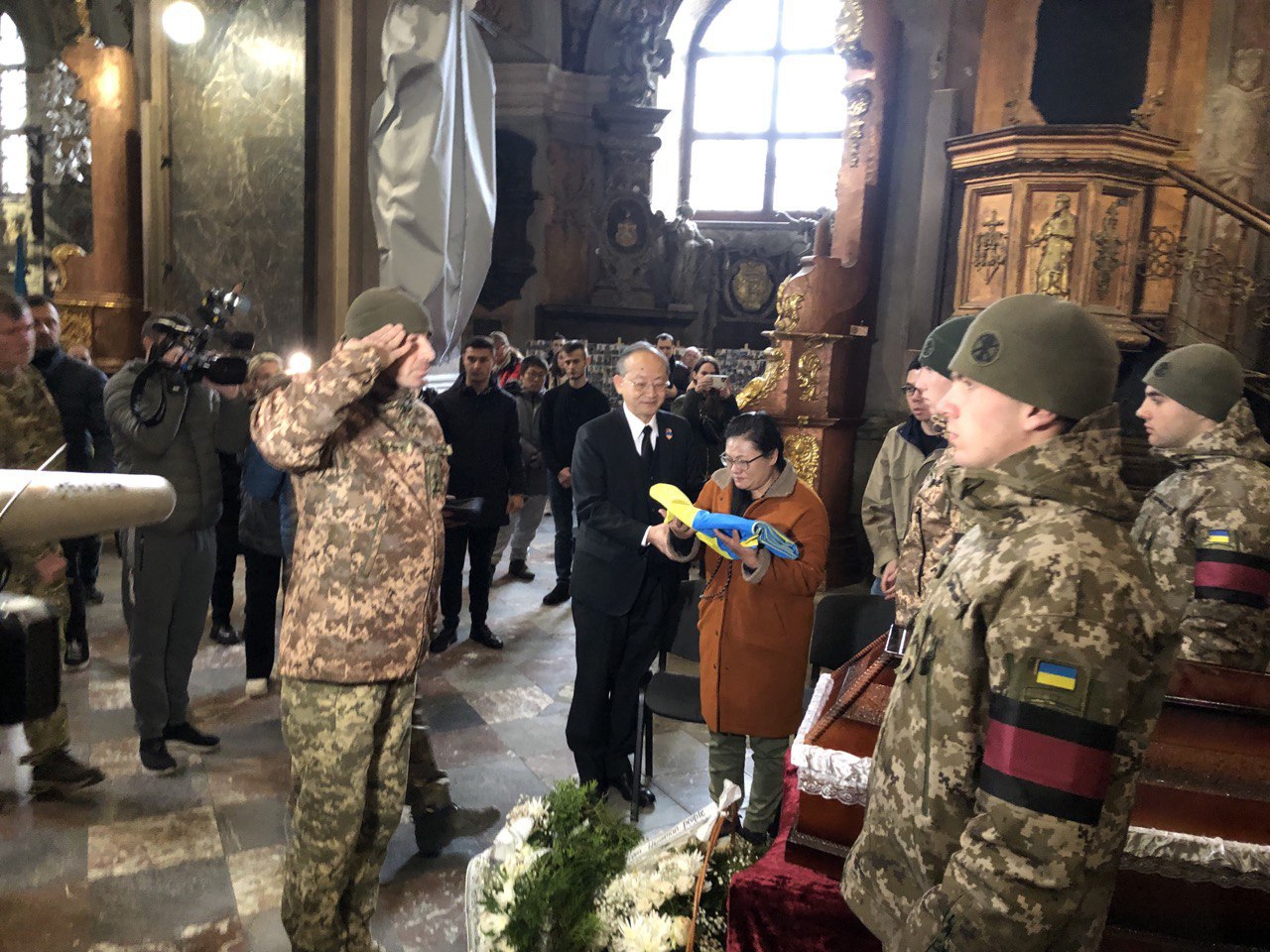 烏克蘭軍方代表向曾聖光與家屬致敬。（圖／翻攝自外交部臉書）