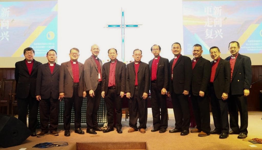 廖克民牧師(左五)與新選出的十位教區長。(圖/馬來西亞衛理公會華人年議會臉書)