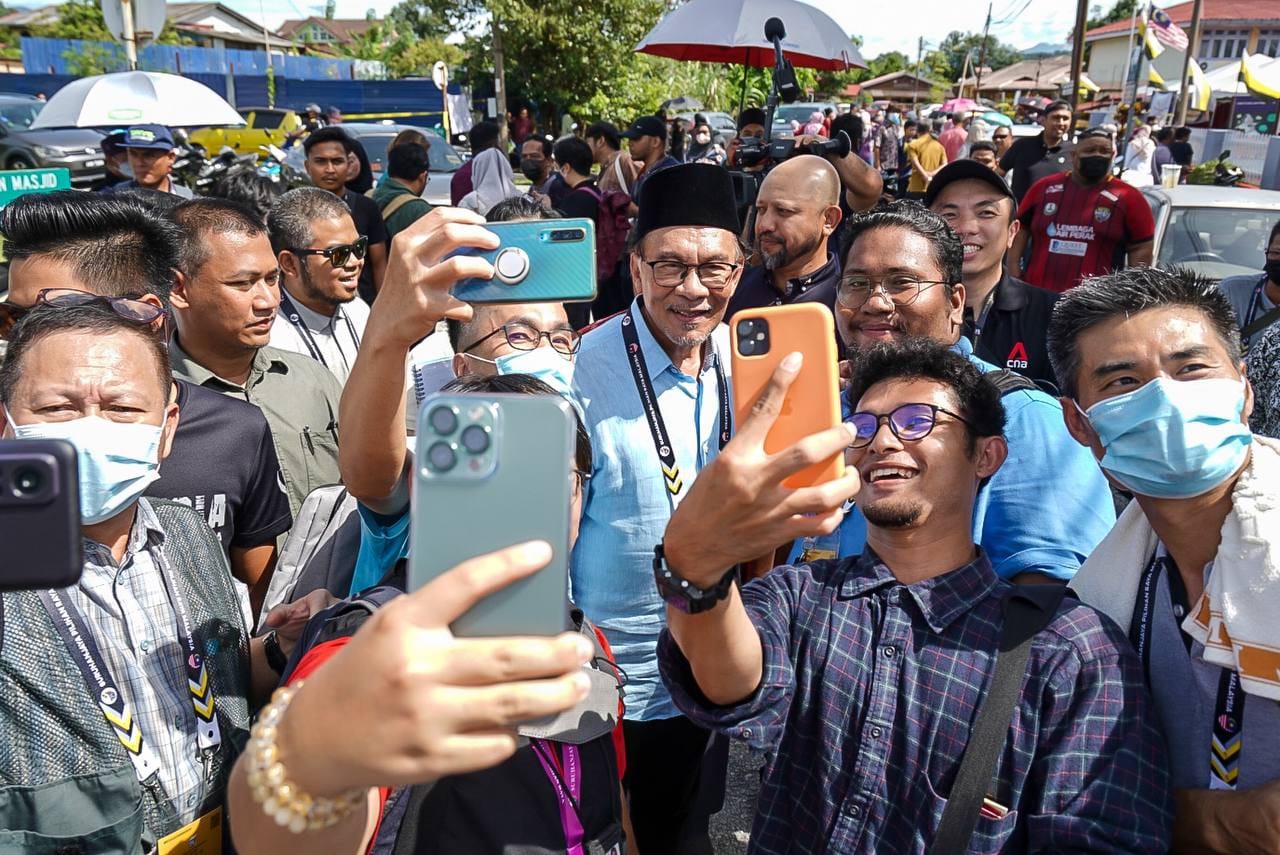 安華和支持他的群眾。(圖/Anwar Ibrahim臉書)