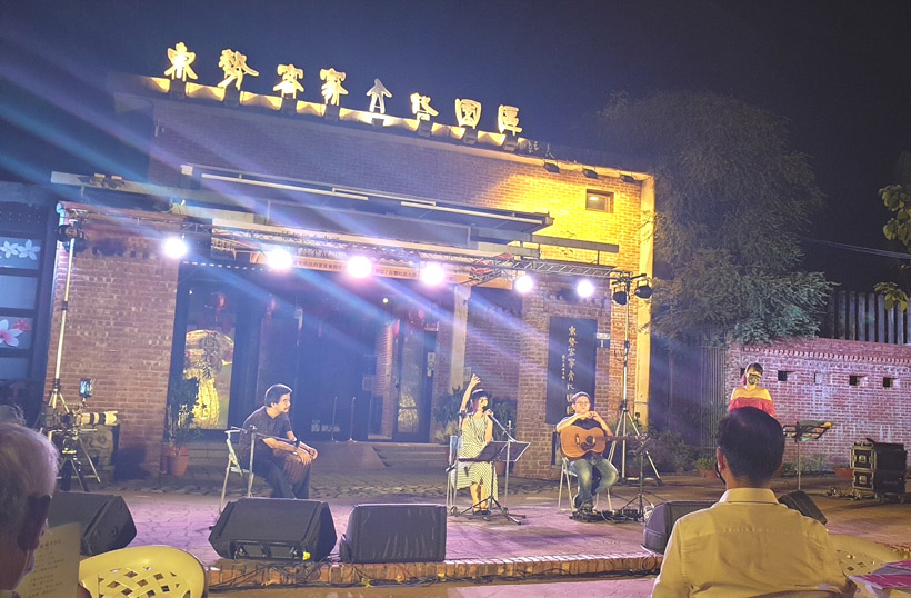 趙倩筠在東勢客家文化園區廣場演唱自己新創作的歌曲。(圖/趙倩筠提供)