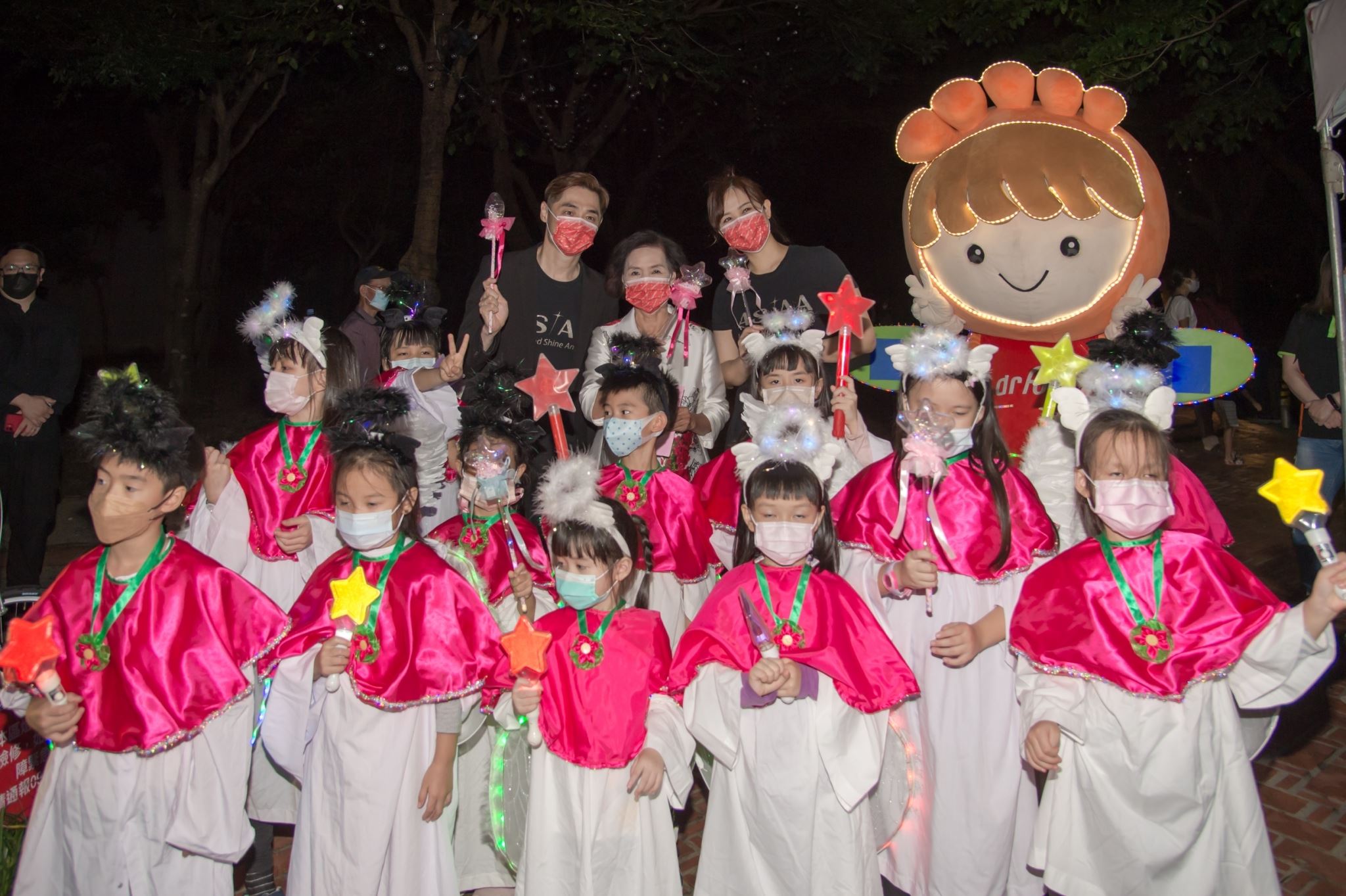 參與宜蘭線點燈的孩子，自主防疫口罩戴緊緊。（圖/宜蘭縣政府提供）