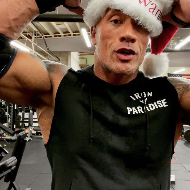 巨石強森在健身房帶聖誕帽祝福。（圖IG@therock）
