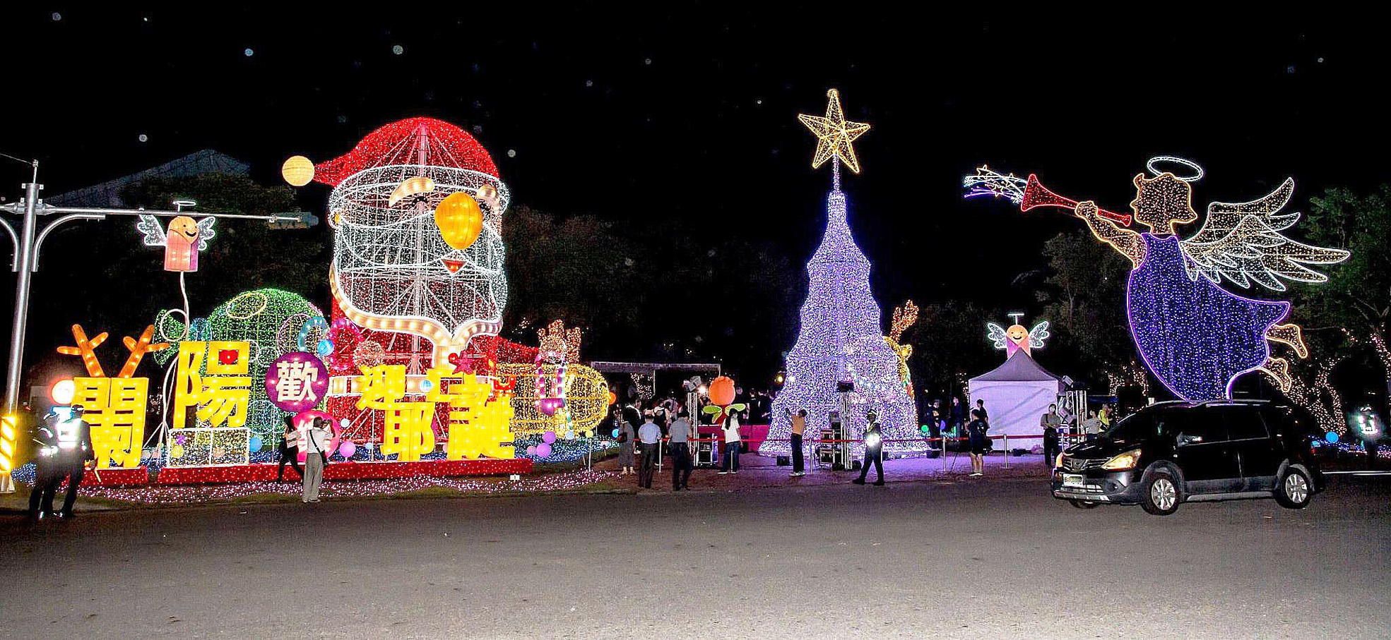宜蘭縣議會前的聖誕燈飾，每晚5點半點亮。（圖/宜蘭縣政府提供）