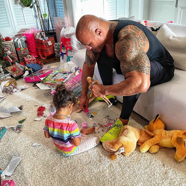 巨石強森聖誕節陪伴女兒玩芭比娃娃。（圖IG@therock）