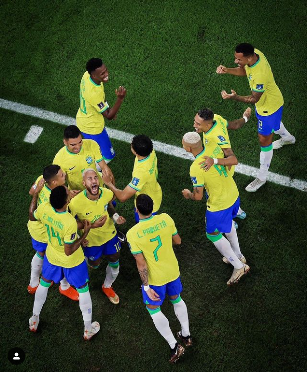 巴西隊晉級八強，球員在場上高聲歡呼。（圖／翻攝自IG@neymarjr）