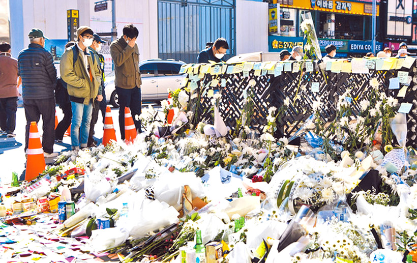 首爾龍山區梨泰院事故現場前，堆滿市民追悼的鮮花。（圖／The Mission網站）