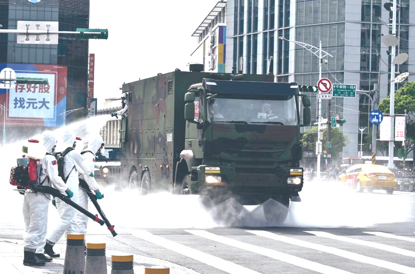 國軍化學兵部隊，在疫情期間進行街道清消。（圖／台北市政府提供）