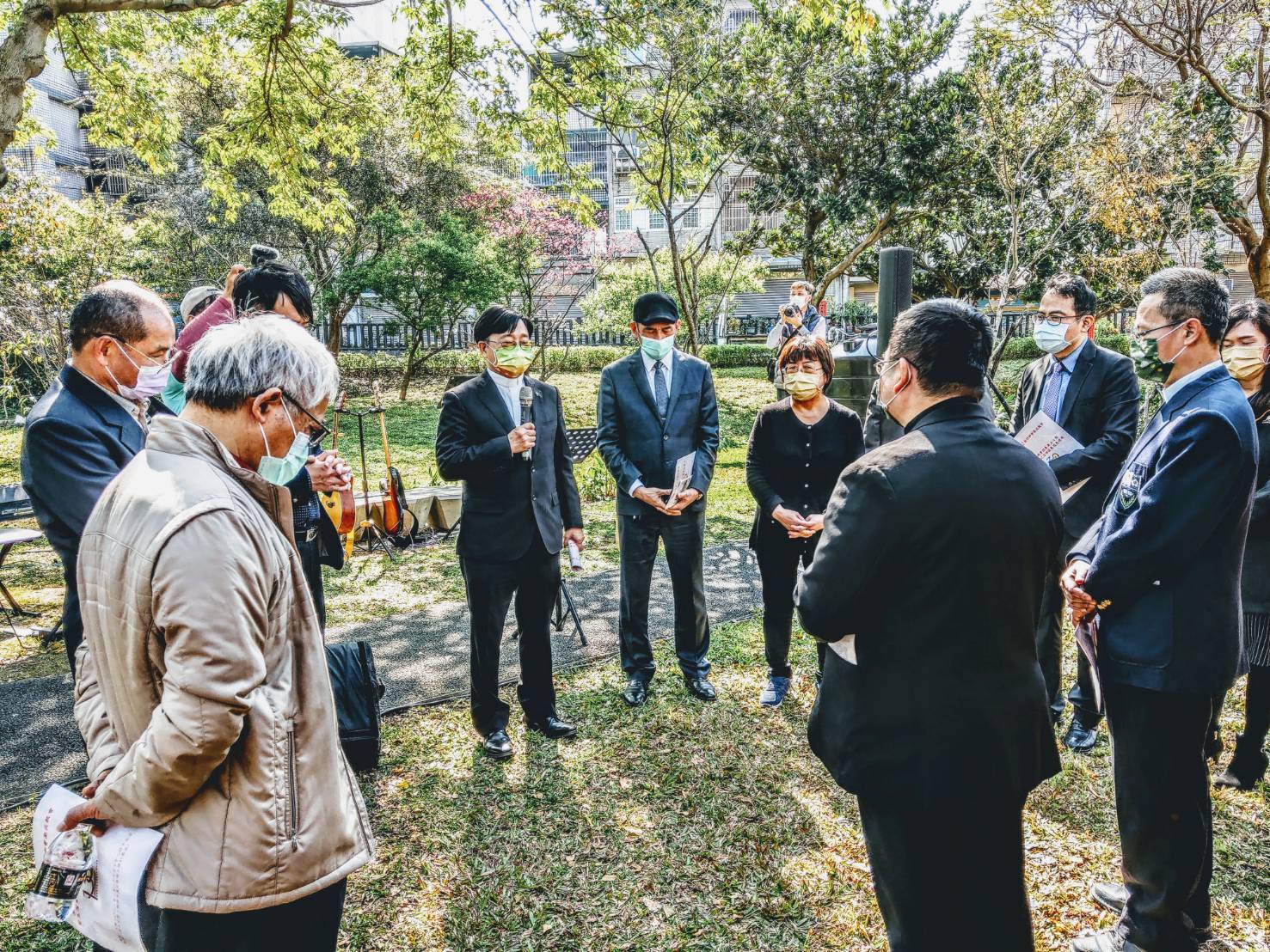 馬偕來台150週年，桃基盟牧者在南崁馬偕紀念碑揭幕時齊聚禱告。