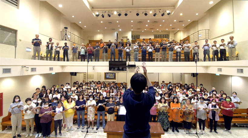 湖光詩班、台北聖樂團、指揮李珮琨進行音樂會大合唱排練。