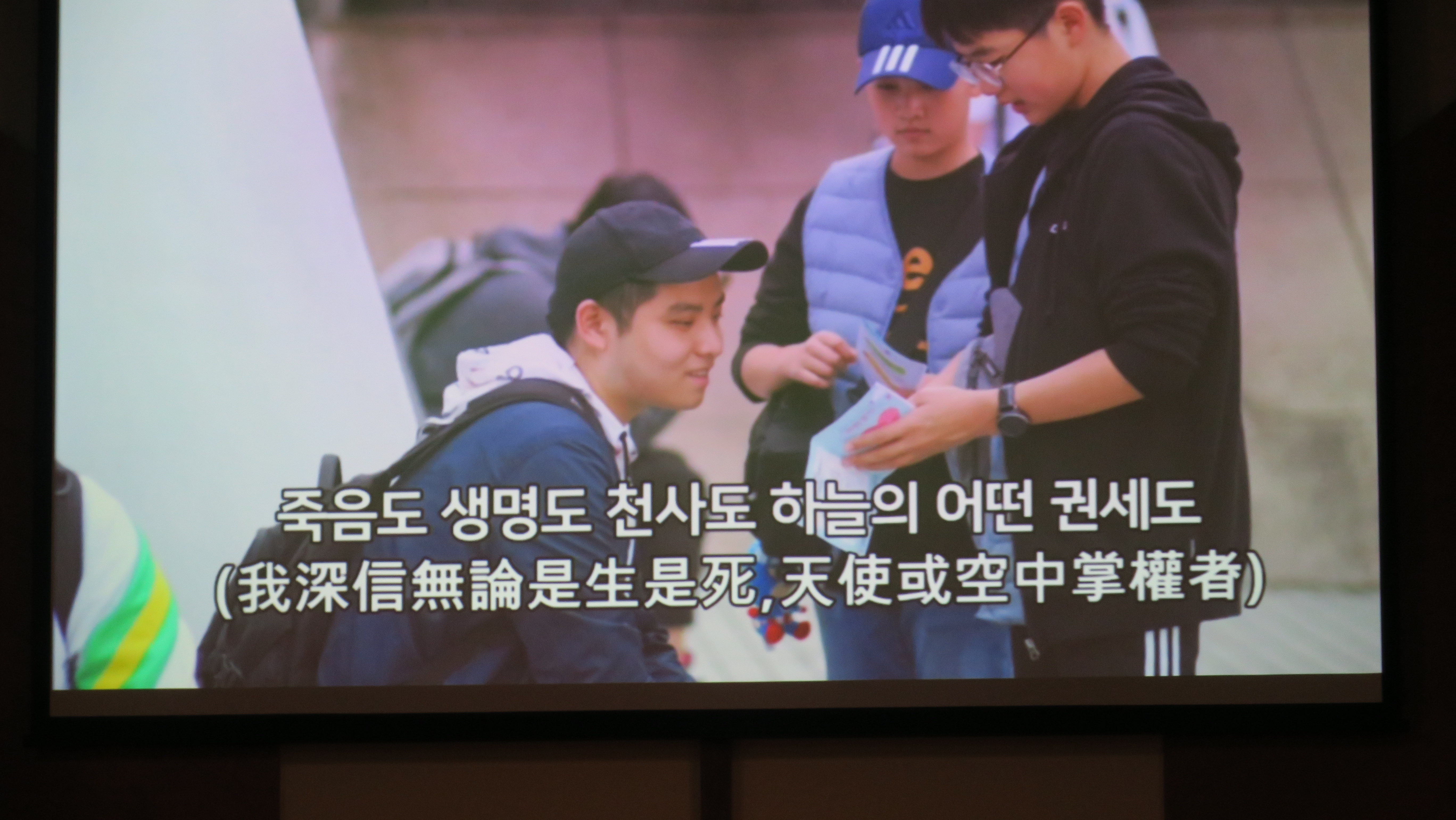 韓小六生在捷運站發單張。(影片截圖)