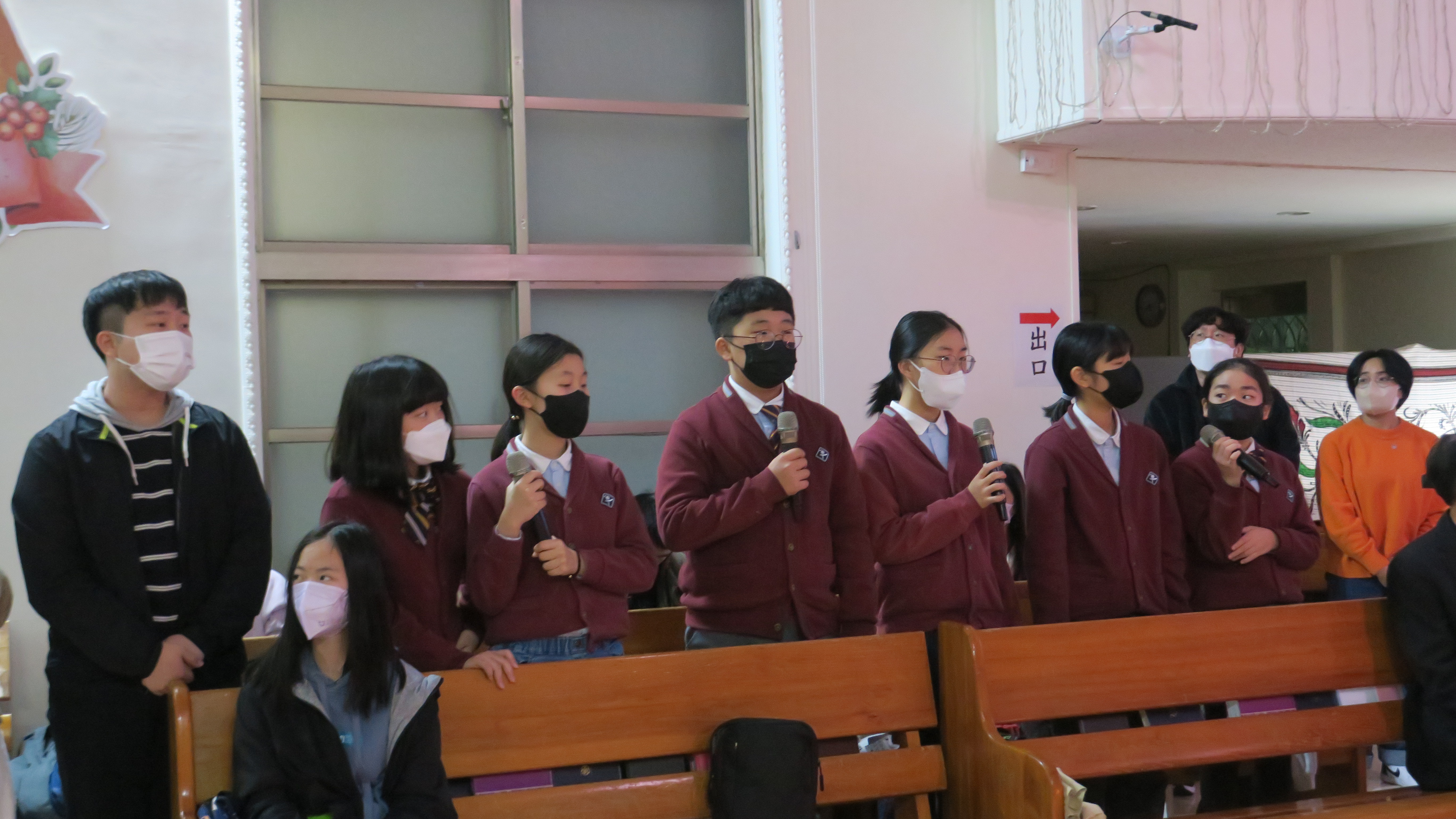 韓國Uri基督教會附設中小學，小六應屆畢業海外宣教學程的師生唱詩歌。(圖/李容珍攝影)
