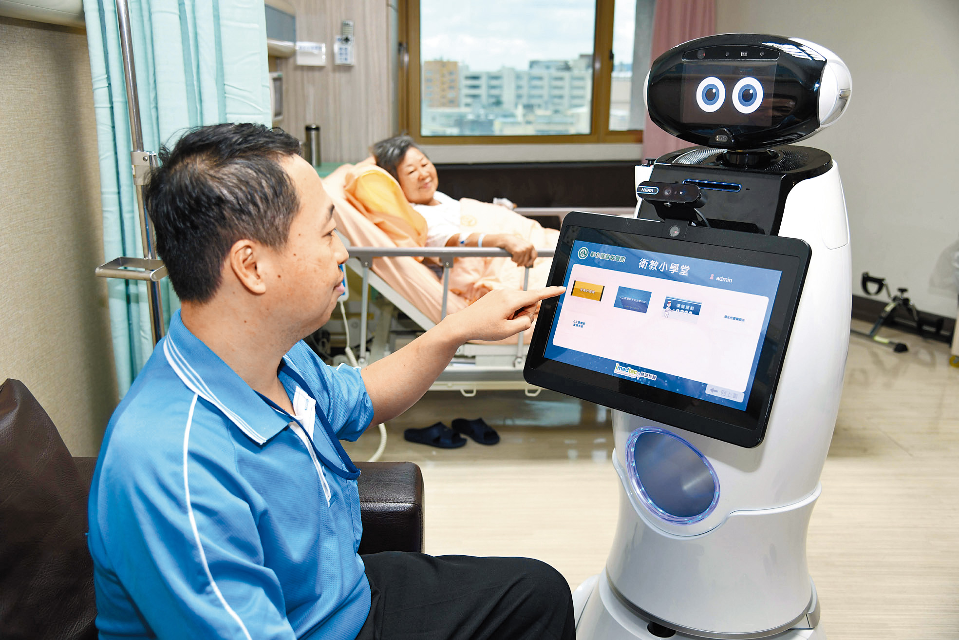 病房AI機器人透過螢幕，提供病人或家屬觀看衛教影片。（圖╱彰化基督教醫院提供）