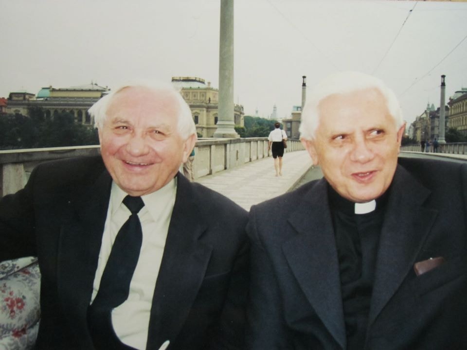 與哥哥喬治（左）都是神父。前者於2020年去世，享耆壽96歲。​（圖／翻攝自FB@BenedictXVICourt.Gentiles）    ​​    ​