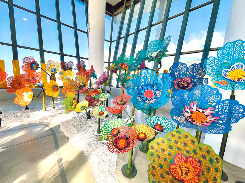看海美術館展出繽紛絢麗的「珊瑚花開」紙雕藝術。（圖／謝宜汝攝影）