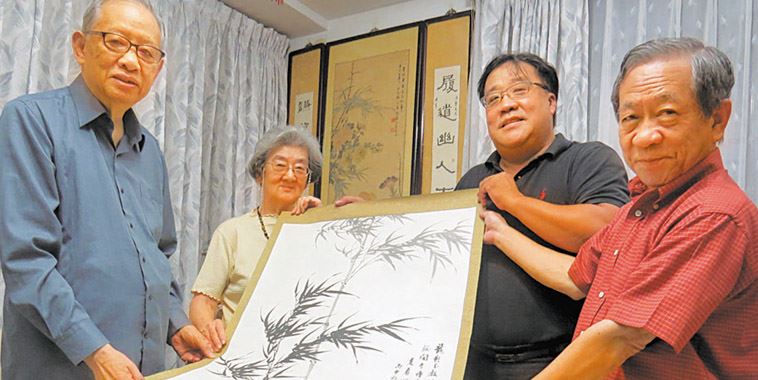 馬漢寶贈父親馬壽華畫作，感念過去論壇服事。(左至右)馬漢寶夫婦、鄭忠信執行長、賴榮信主教。(圖/本報資料照片)