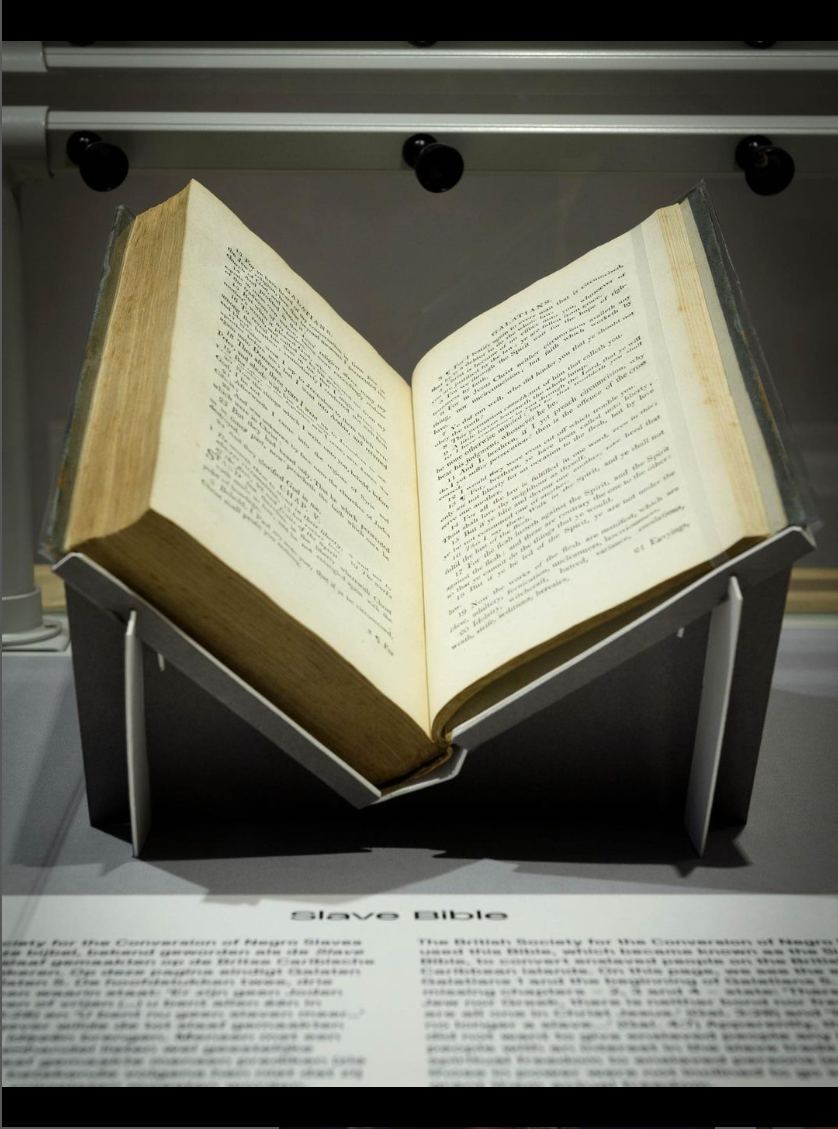 荷蘭加大肋納會院博物館展出的《奴隸聖經》。（圖／翻攝自IG@museumcatharijneconvent）