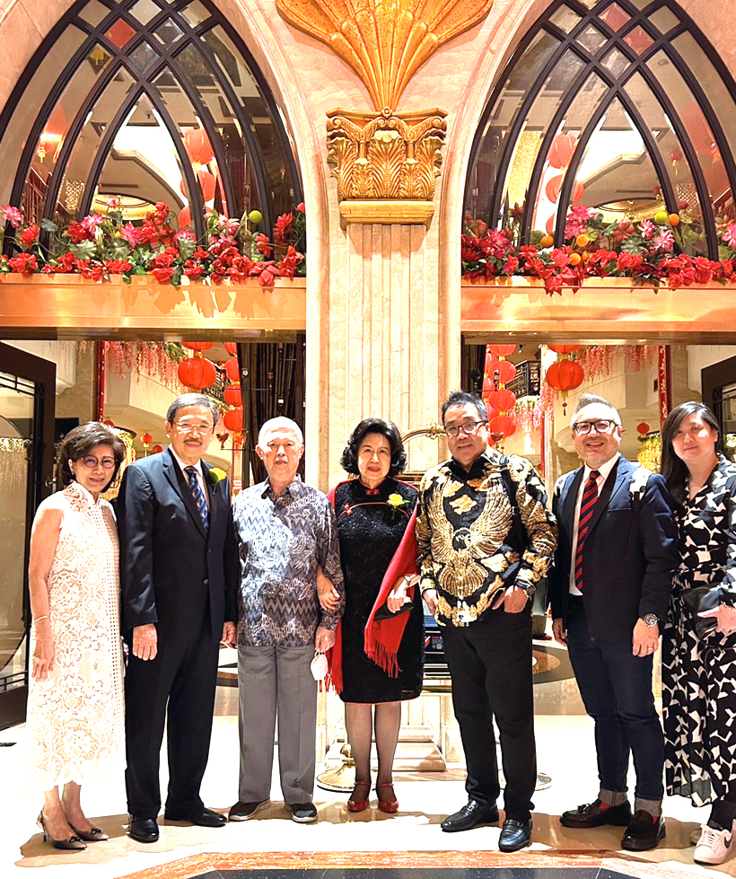 鄭忠信執行長與印華基聯總幹事夫婦總主席夫婦於餐廳外合影。