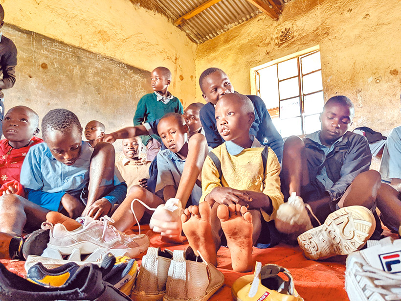 沙蚤計畫關懷非洲孩子的健康。（受訪者提供）