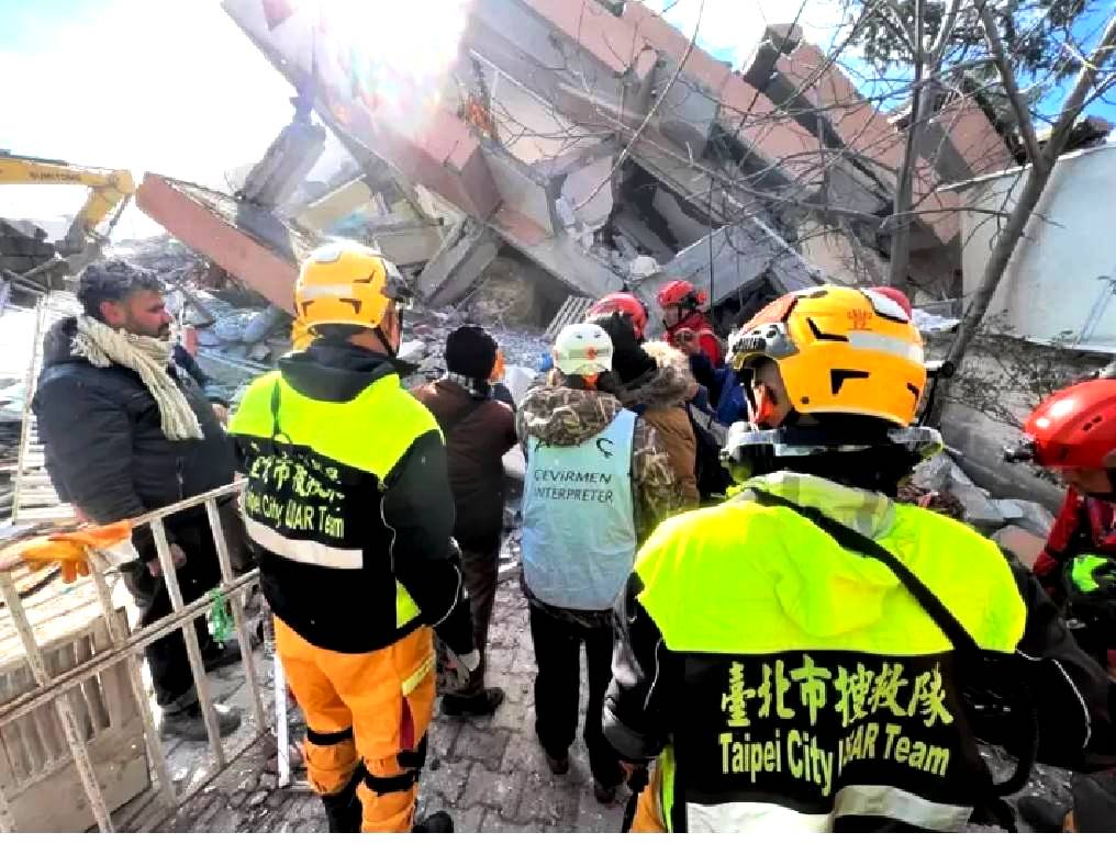 台北市消防局前往土耳其震災第一線救災