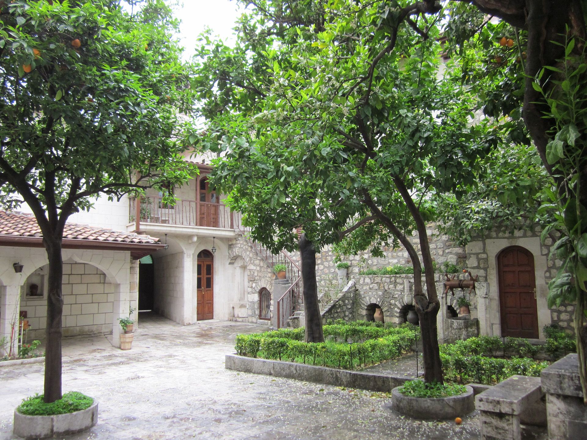 安塔基亞使徒彼得和保羅教堂的庭院。（圖／wikimedia）