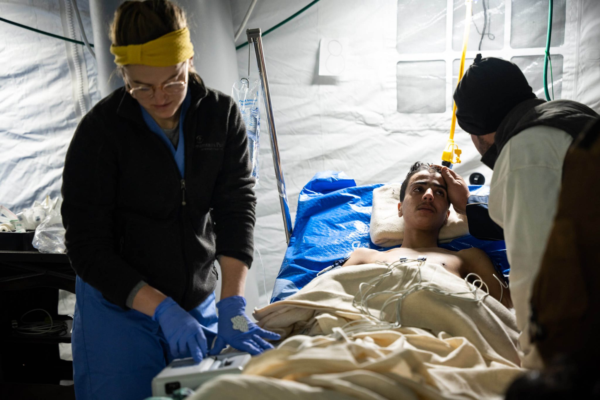 梅赫梅在緊急野戰醫院內接受重症監護。他的叔叔（右）把他從廢墟中救了出來。（圖／翻攝自Samaritan's Purse官網）