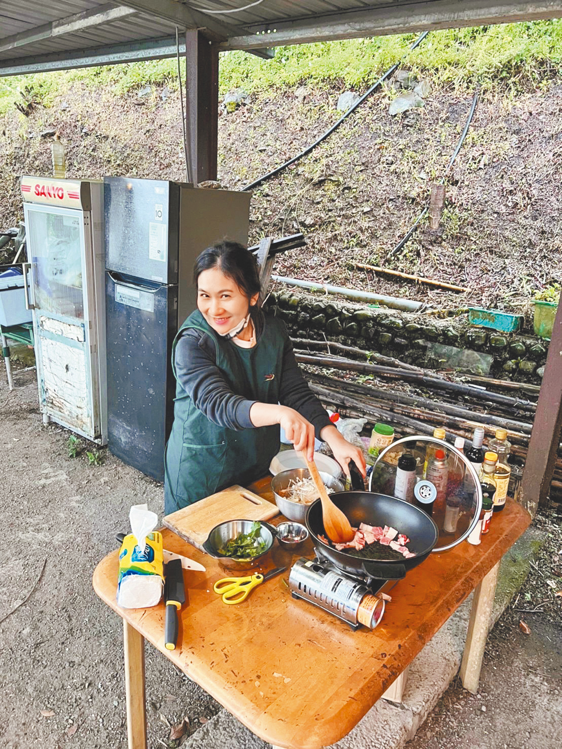 小組露營，由她掌廚。（圖／岳清清提供）