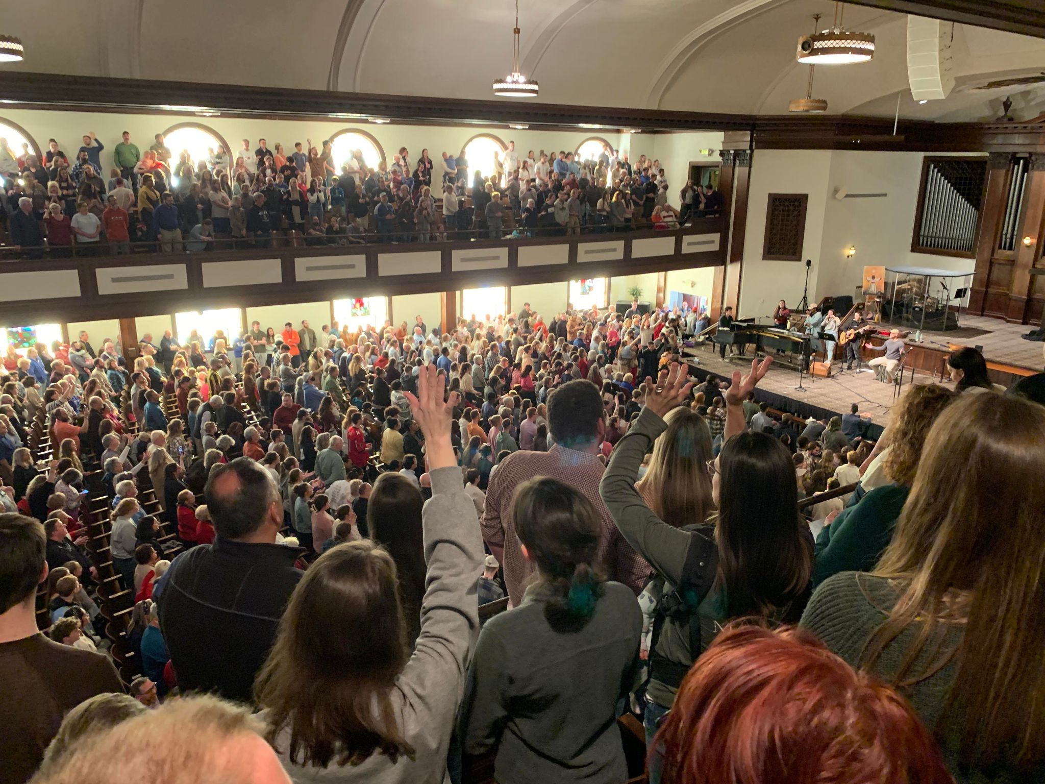 許多師生與牧師聚集在會堂中大生敬拜禱告。（圖／翻攝自FB @David Lorimer）