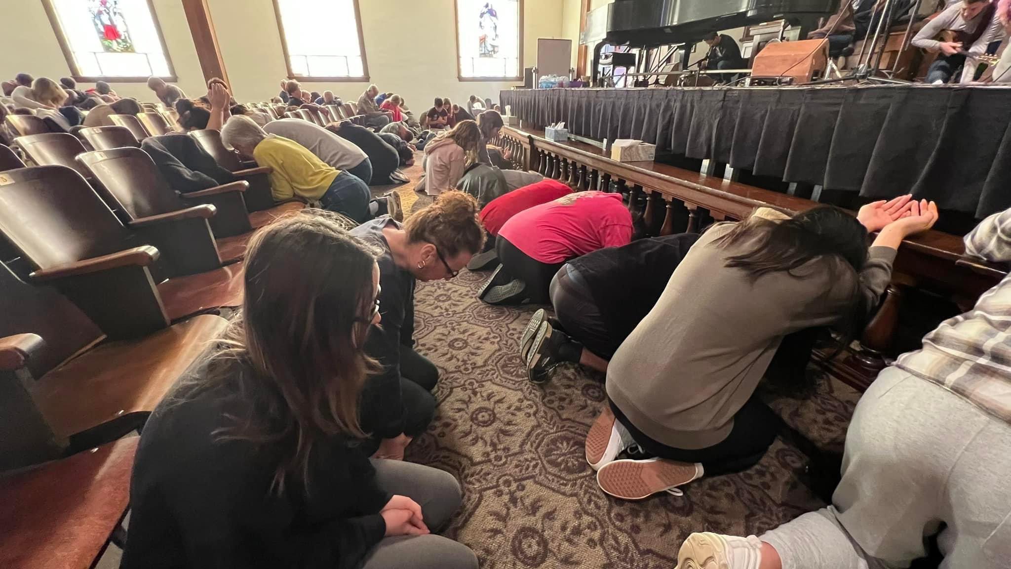 阿斯伯里復興運動興起年輕世代一同為復興禱告。（圖／翻攝自Twitter @LeeGrady）