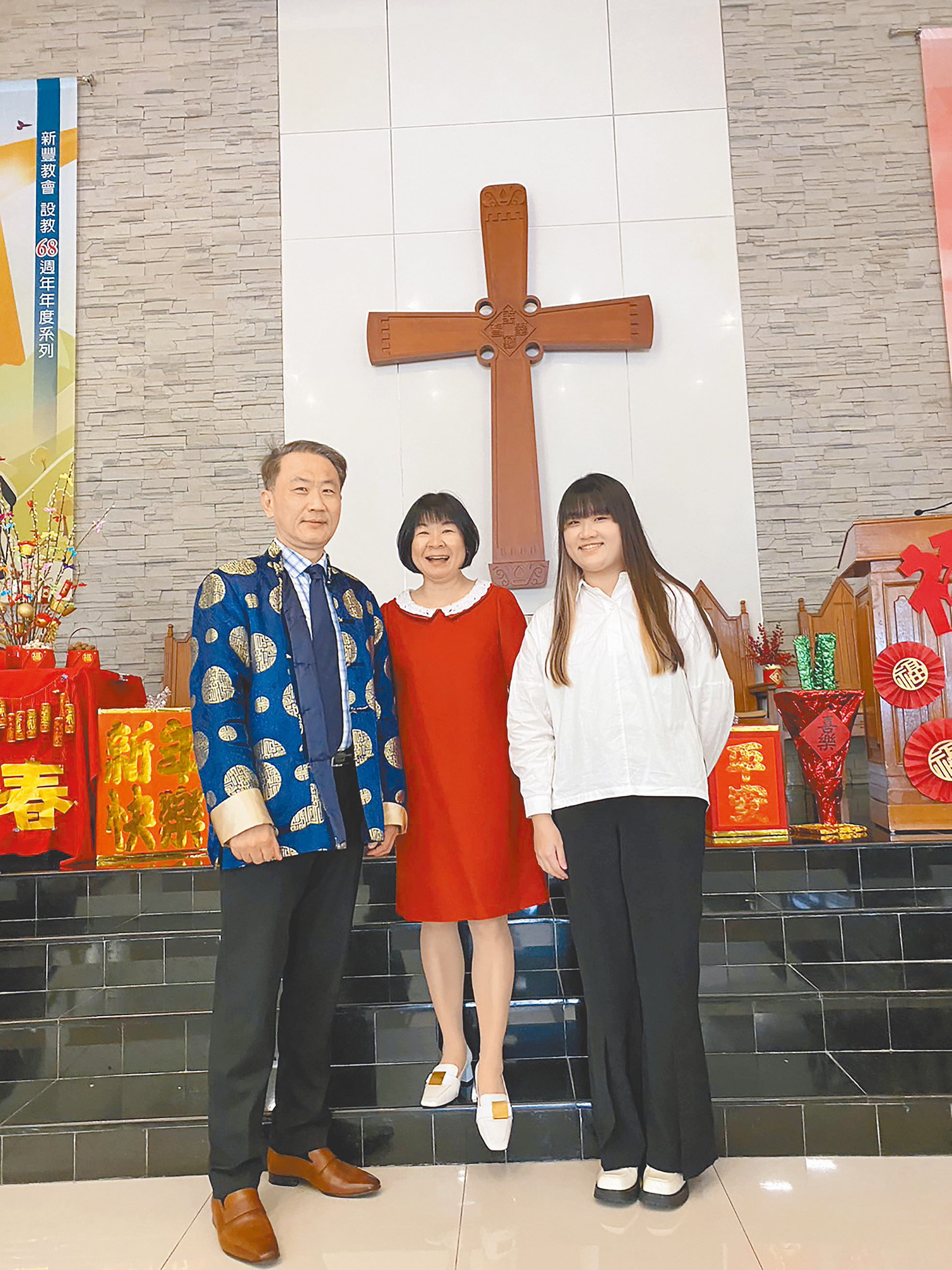 王燦昇牧師及黃純純師母與女兒合影。