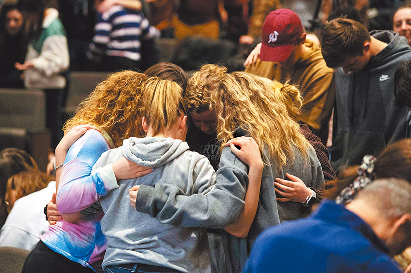 雪松維爾大學的學生在校內為彼此禱告。（圖／翻攝自FB @Cedarville University）