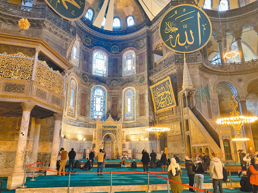 如今的聖索菲亞教堂雖有穆斯林到此敬拜，但到此絕大多數仍是觀光客。（作者攝影）