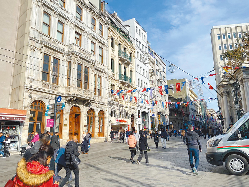 伊斯坦堡的獨立大街響起喚拜的廣播聲，街道行人如常。