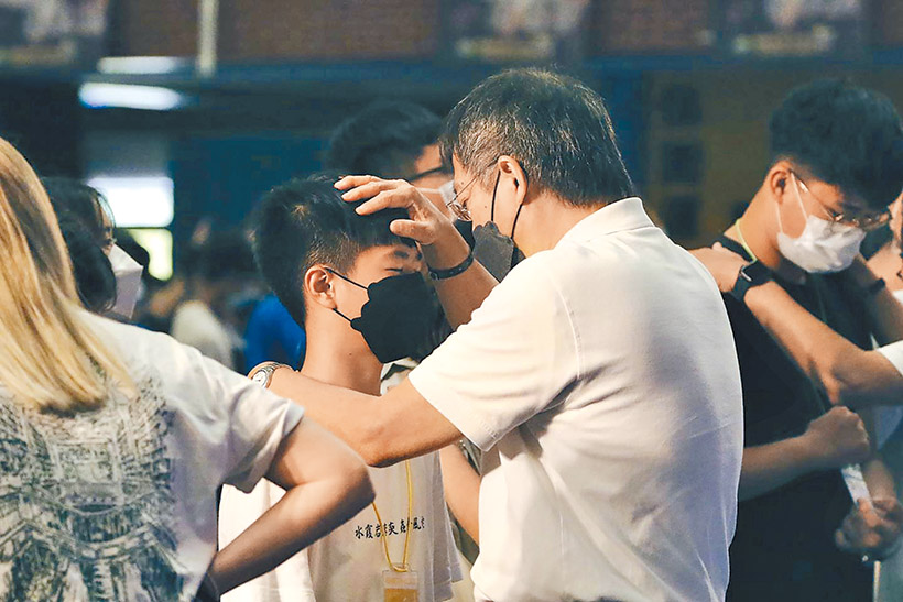 陳榮敏牧師為青年禱告。（圖／翻攝自SHINE臉書）