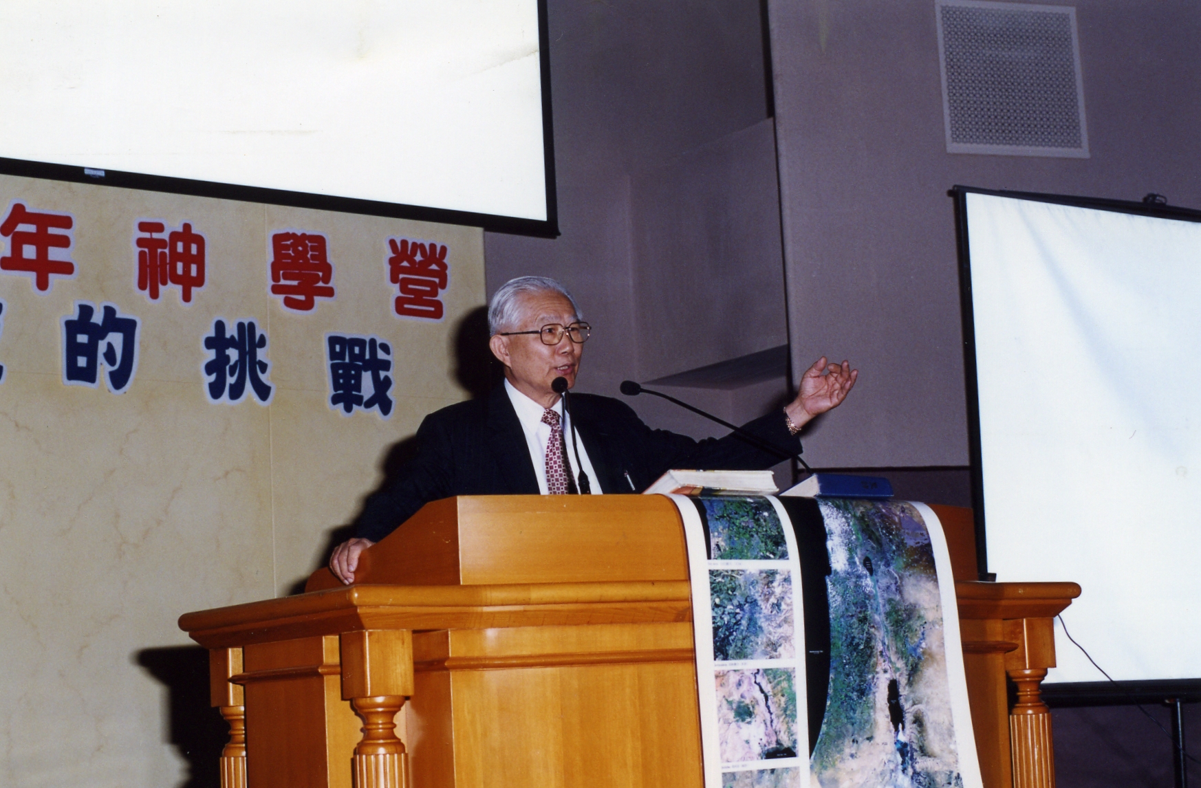 呂榮輝院長於2001年聖光神學院的神學營中分享。（圖／聖光神學院提供）