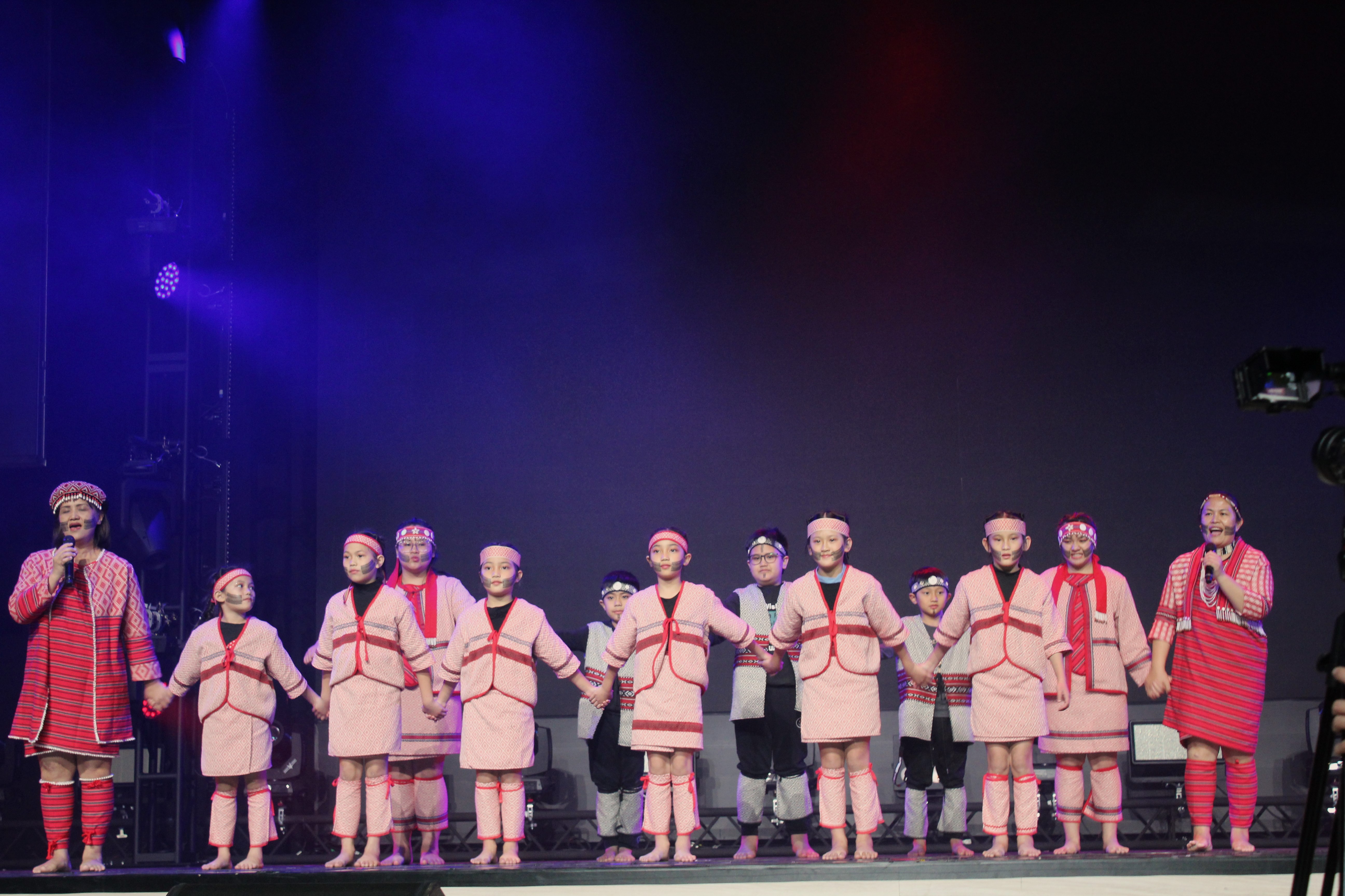 砂崙子教會的孩子表演