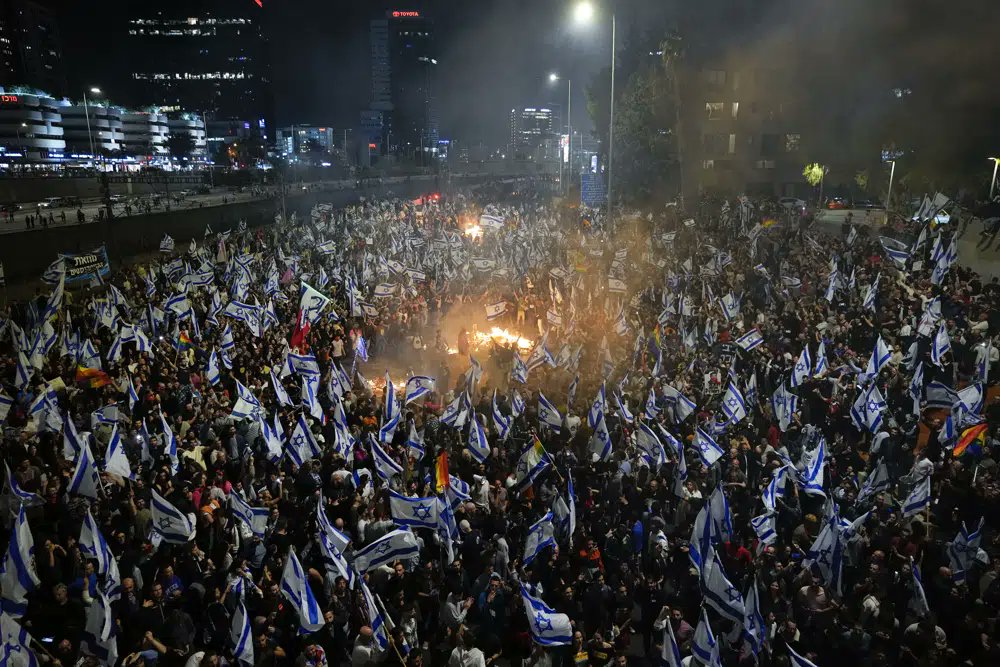 以色列人民包圍高速公路並燃燒廢棄物。（圖／翻攝自Twitter @EarlOfEnough）