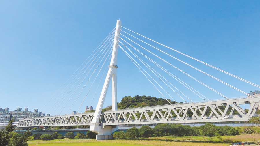 安心橋是專為輕軌列車跨越新店溪搭建的橋梁。（作者攝影）