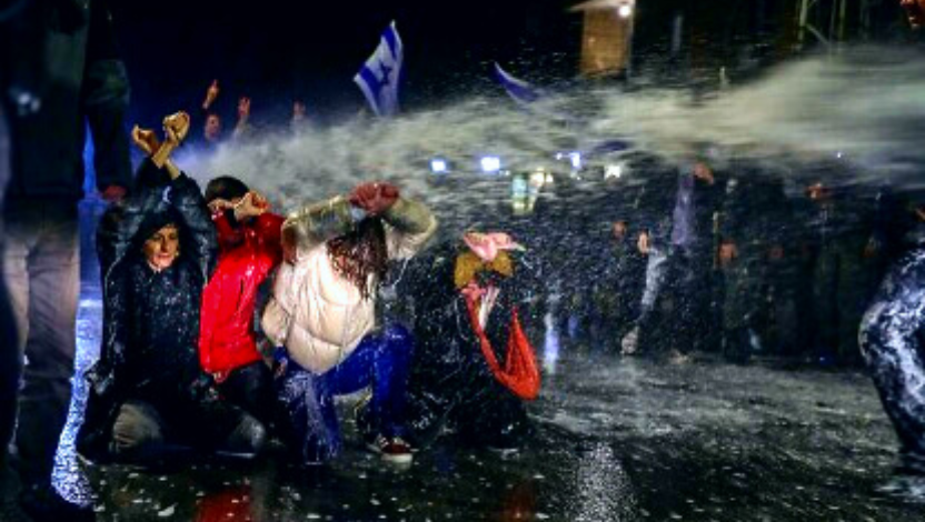 2023年3月26日，警察使用水砲驅散在耶路撒冷總理納坦雅胡官邸外的抗議者。（照片來源：Noam Revkin Fenton/Flash90）