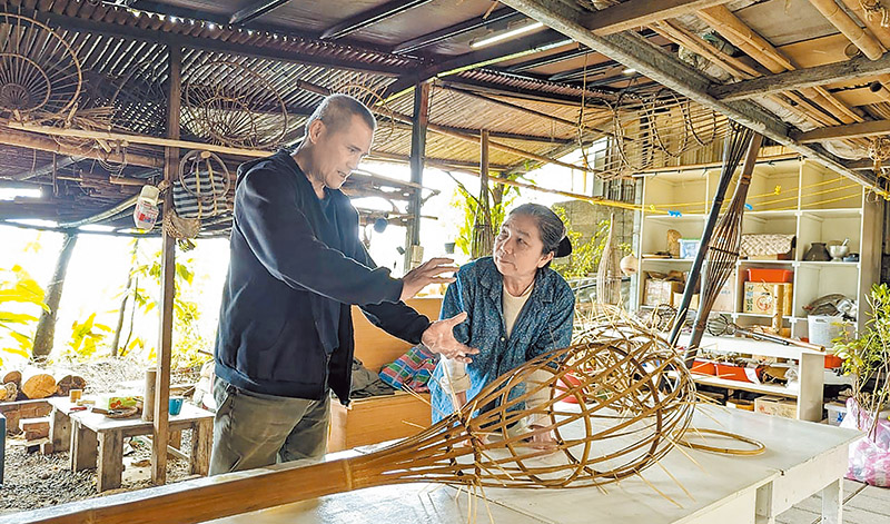 陳淑燕與杜瓦克．都耀使用纖維材料與竹子等素材編織創作。（圖／翻攝自光織屋臉書）