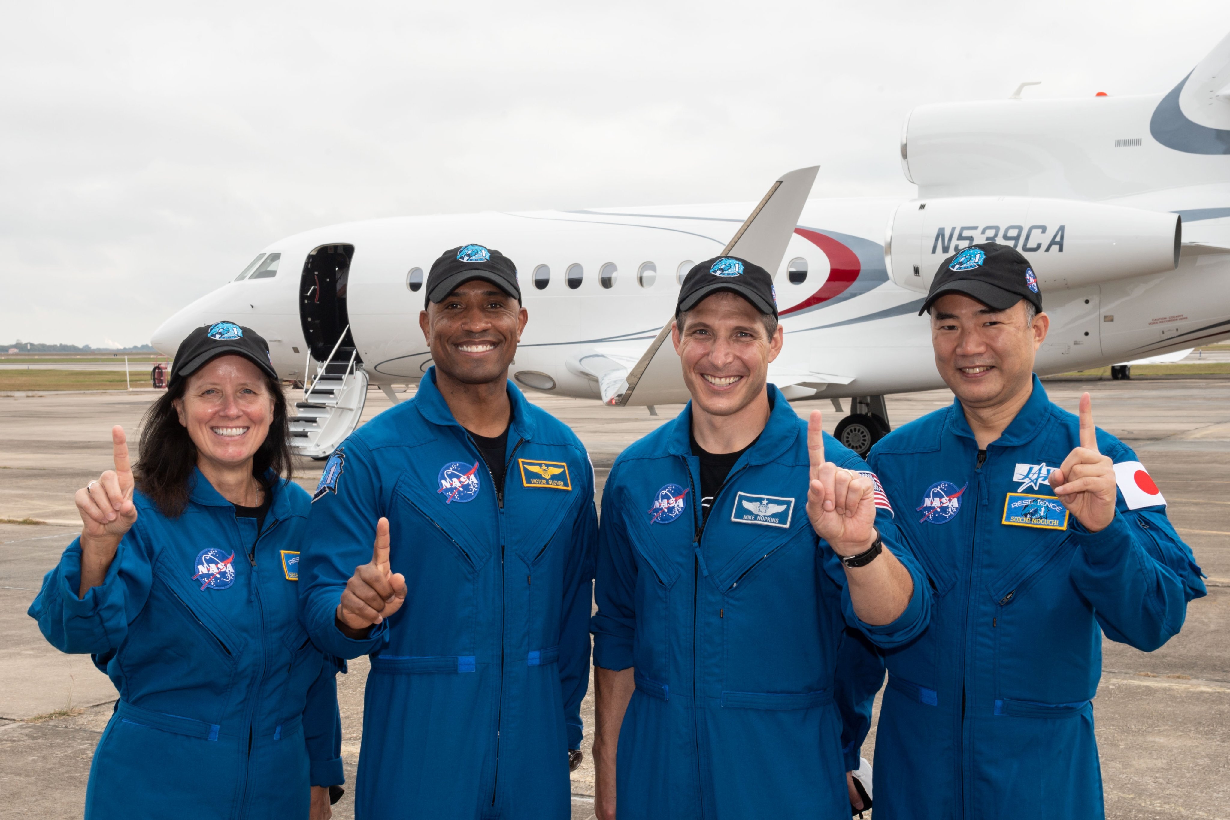 堅韌號太空人，左起為：華克、葛洛弗、霍普金斯、野口聰一（圖／Twitter@NASA_Johnson）