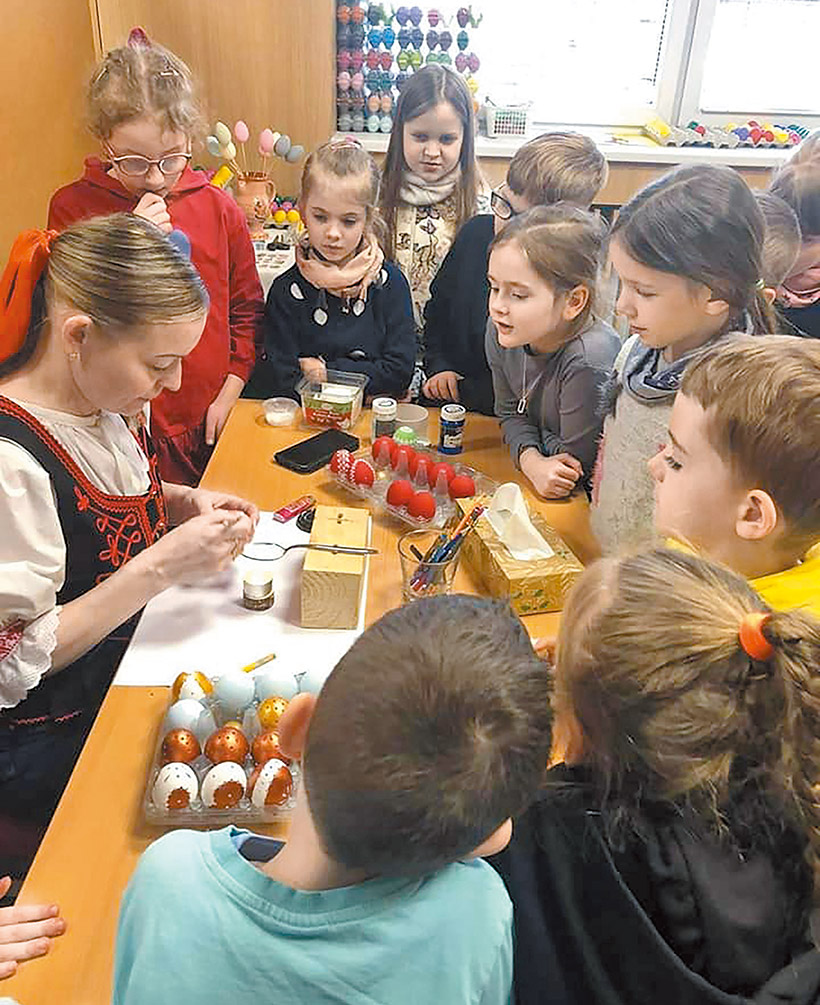 捷克兒童學習彩繪復活蛋，這項工藝已有380年歷史。（圖／翻攝自FB@Kraslice od Alenky）