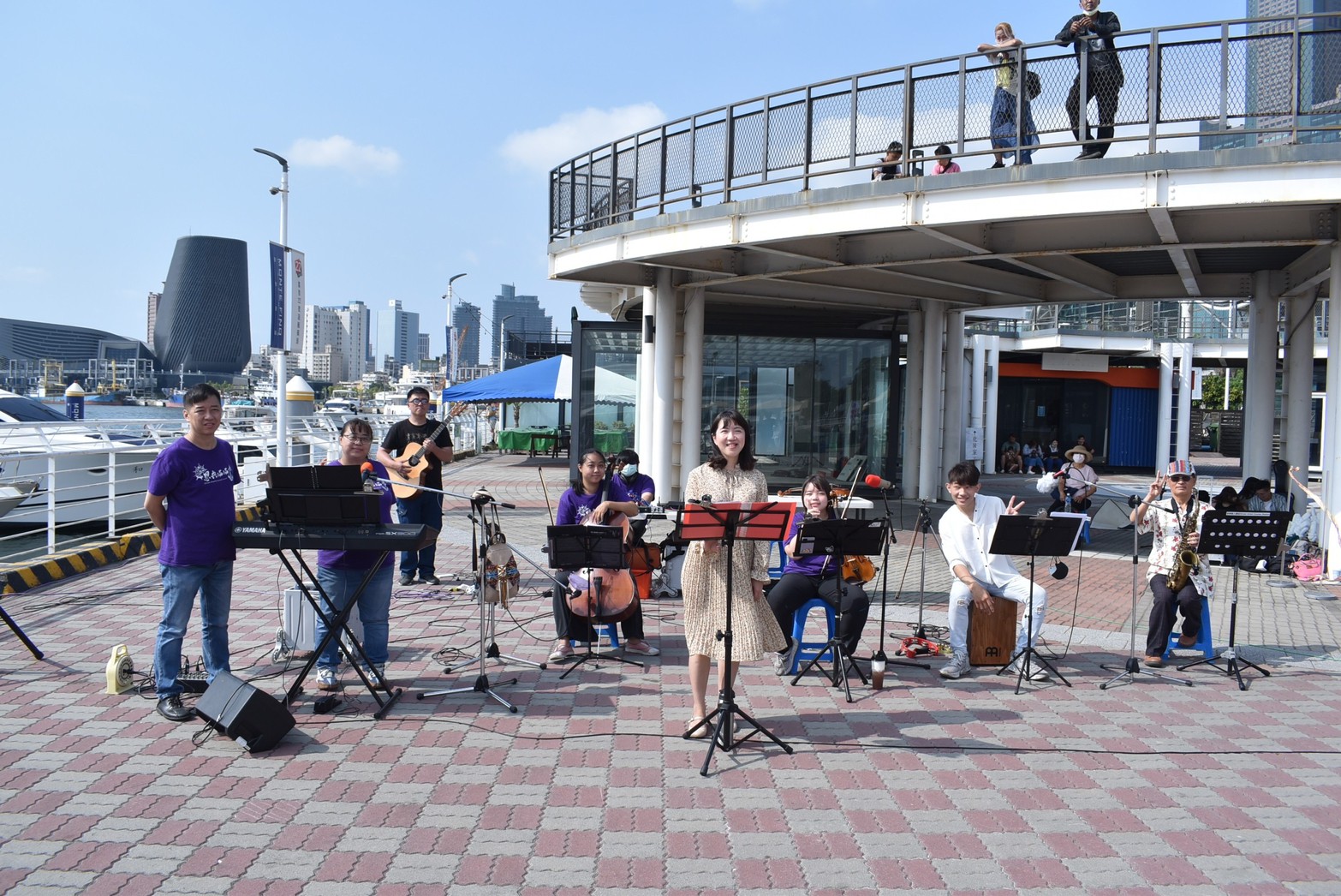 在碼頭市集旁舉行音樂佈道會。（圖／月慧靜傳道提供）