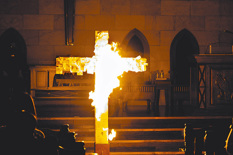 燃燒眾人在十字架上釘的魔術紙。