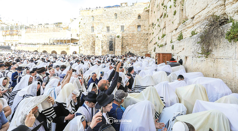 耶路撒冷西牆聚集了來自世界各地的朝聖者，在復活節敬拜神。 （圖／翻攝自FB@DovBerHechtman）