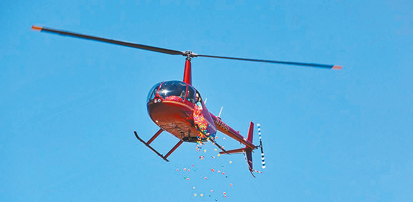 直升機撒蛋今年復活節在美國多州盛行。  （圖／翻攝自 Greenville Today／Creative Commons／Flickr）